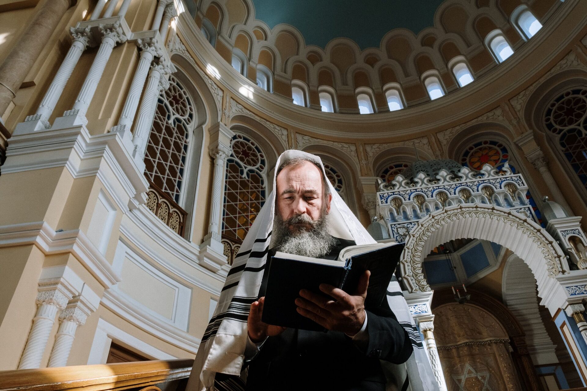 Dlaczego warto odwiedzić synagogę podczas podróży po Polsce